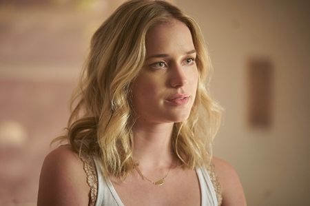 Elizabeth Lail earned $220,000 from her part in 'You.'
